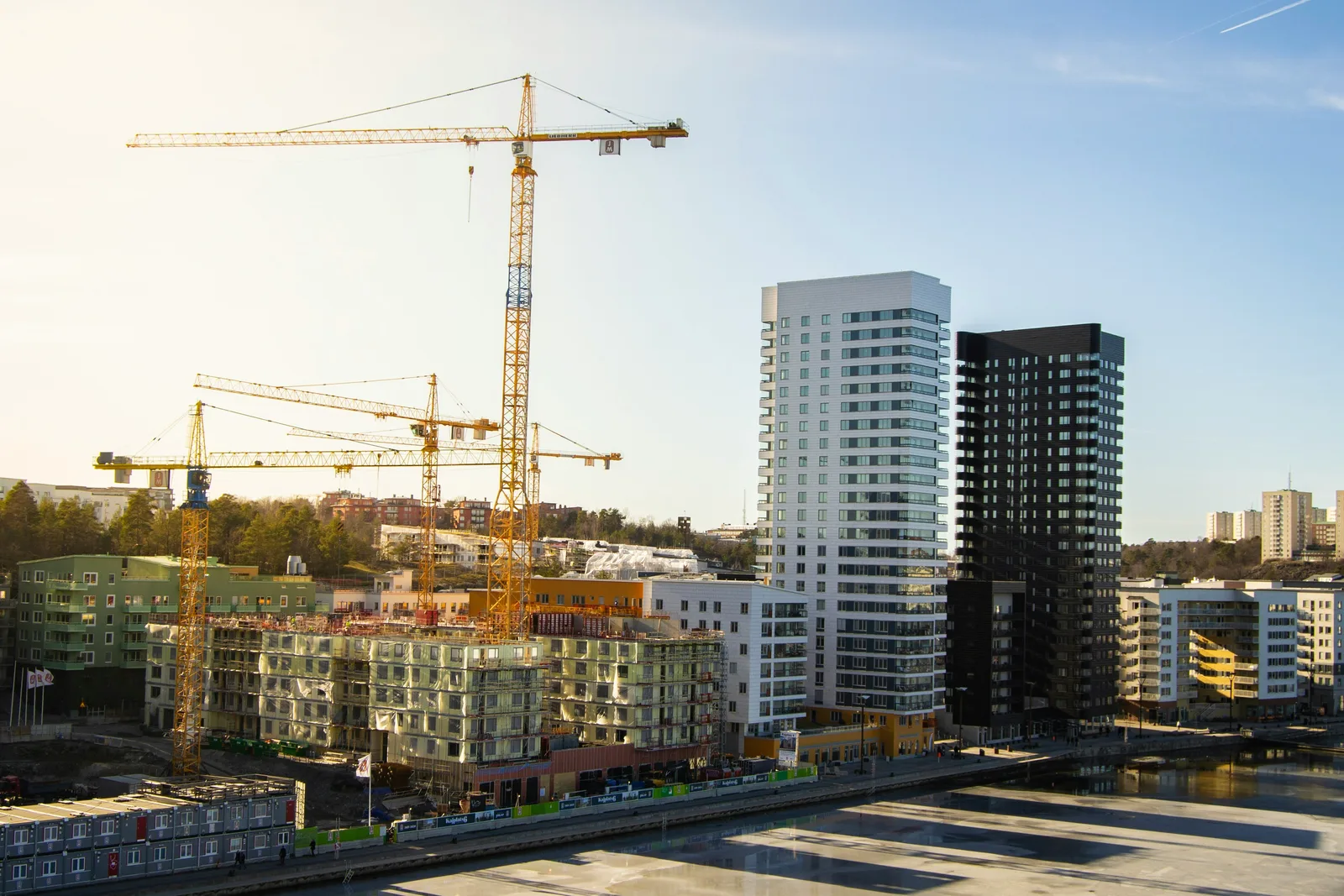 Byggkranar och flerbostadshus under uppförande.