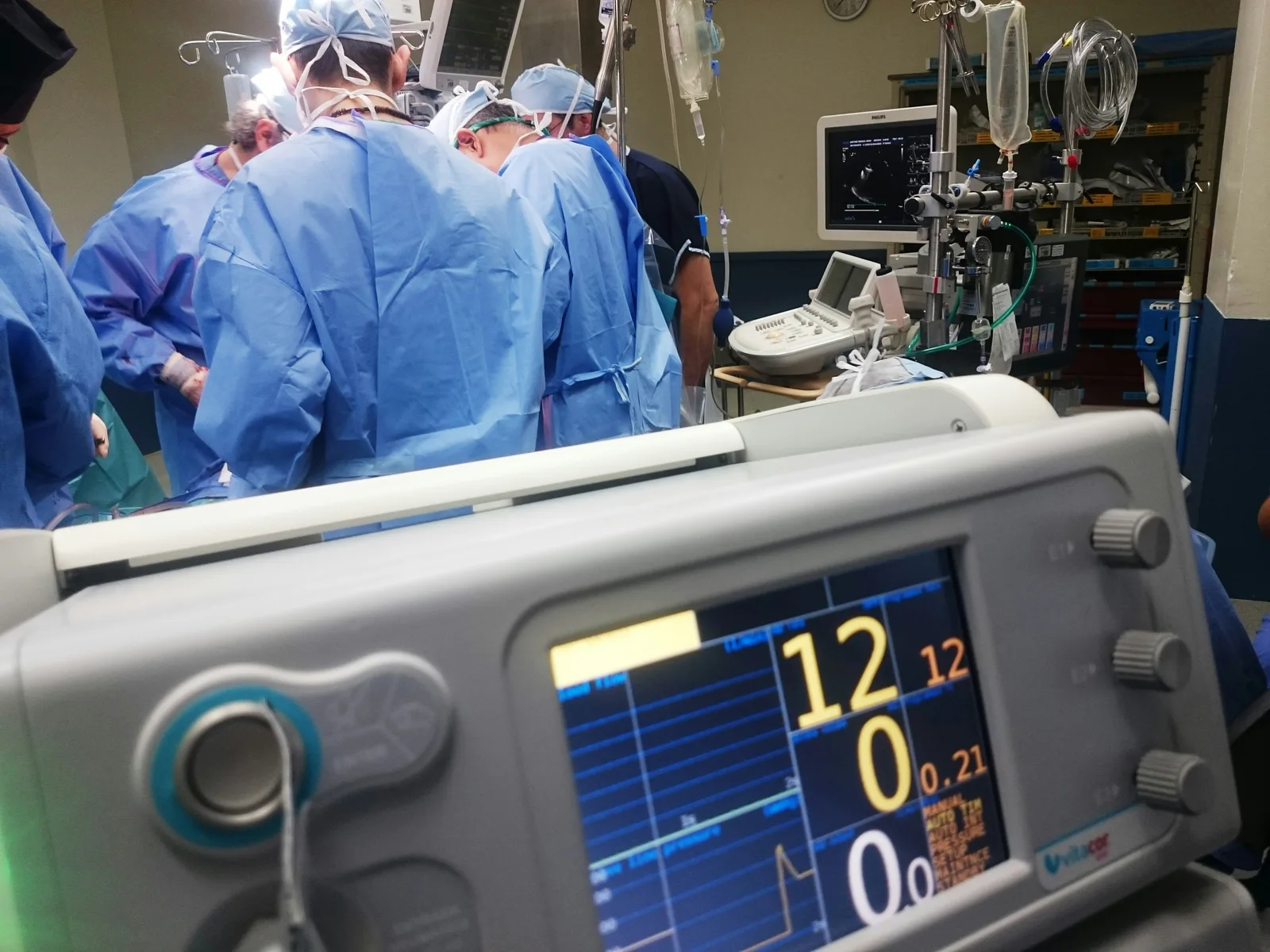 Vårdpersonal och medicinteknisk utrustning under en operation.