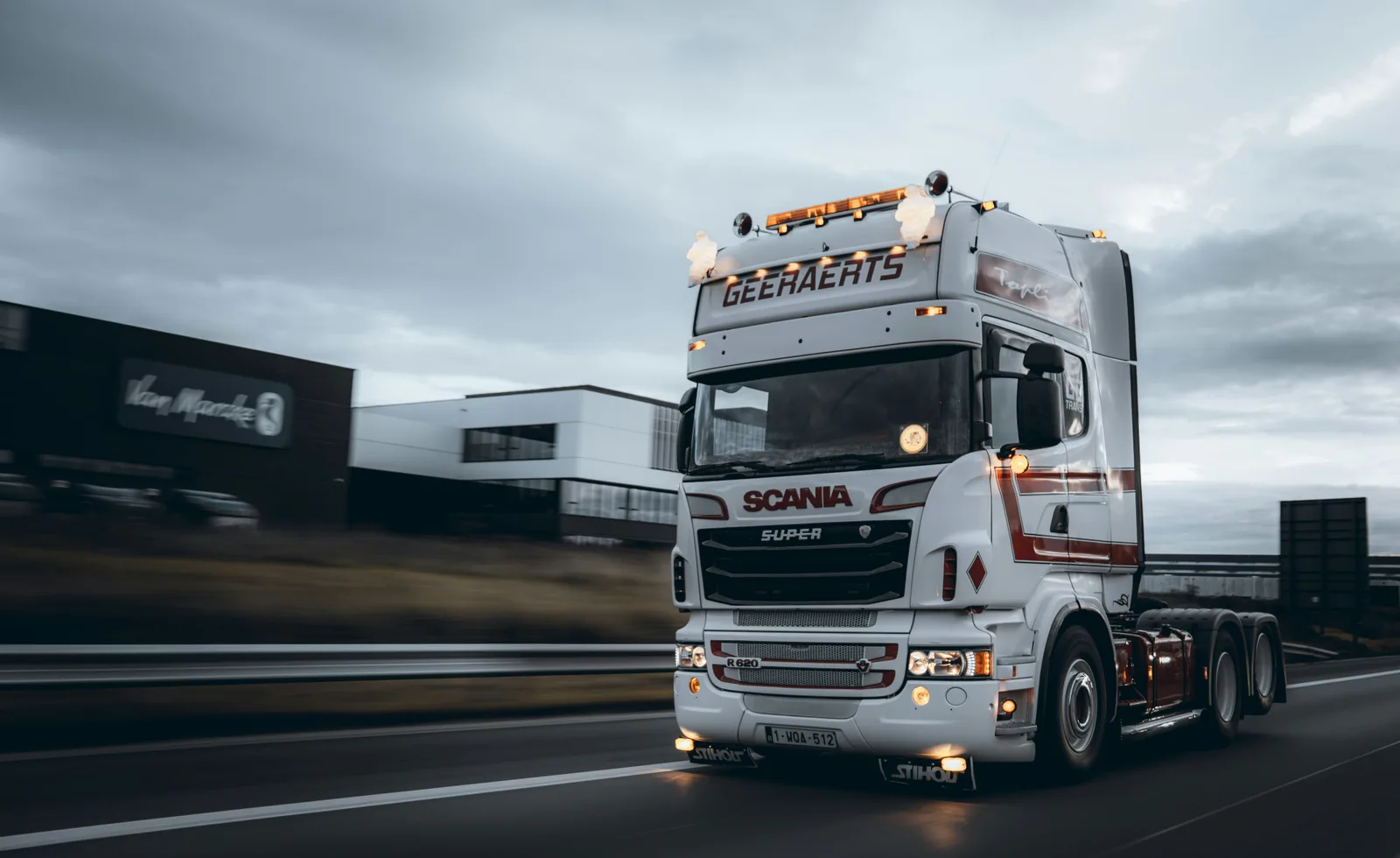 Lastbil i rörelse genom ett transport- och logistikområde.